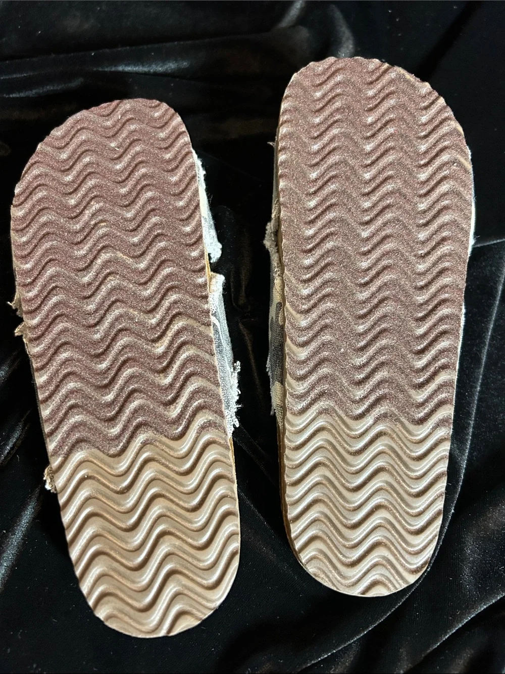 NWOB STEVE MADDEN SLIP ON CAMO SANDALS 5.5